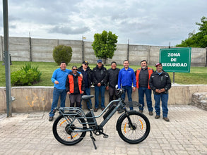 Equipo de Operaciones de Canalistas del Maipo junto a la bicicleta eléctrica de carga A Dece Oasis O260T tras la capacitación de E-Mobility