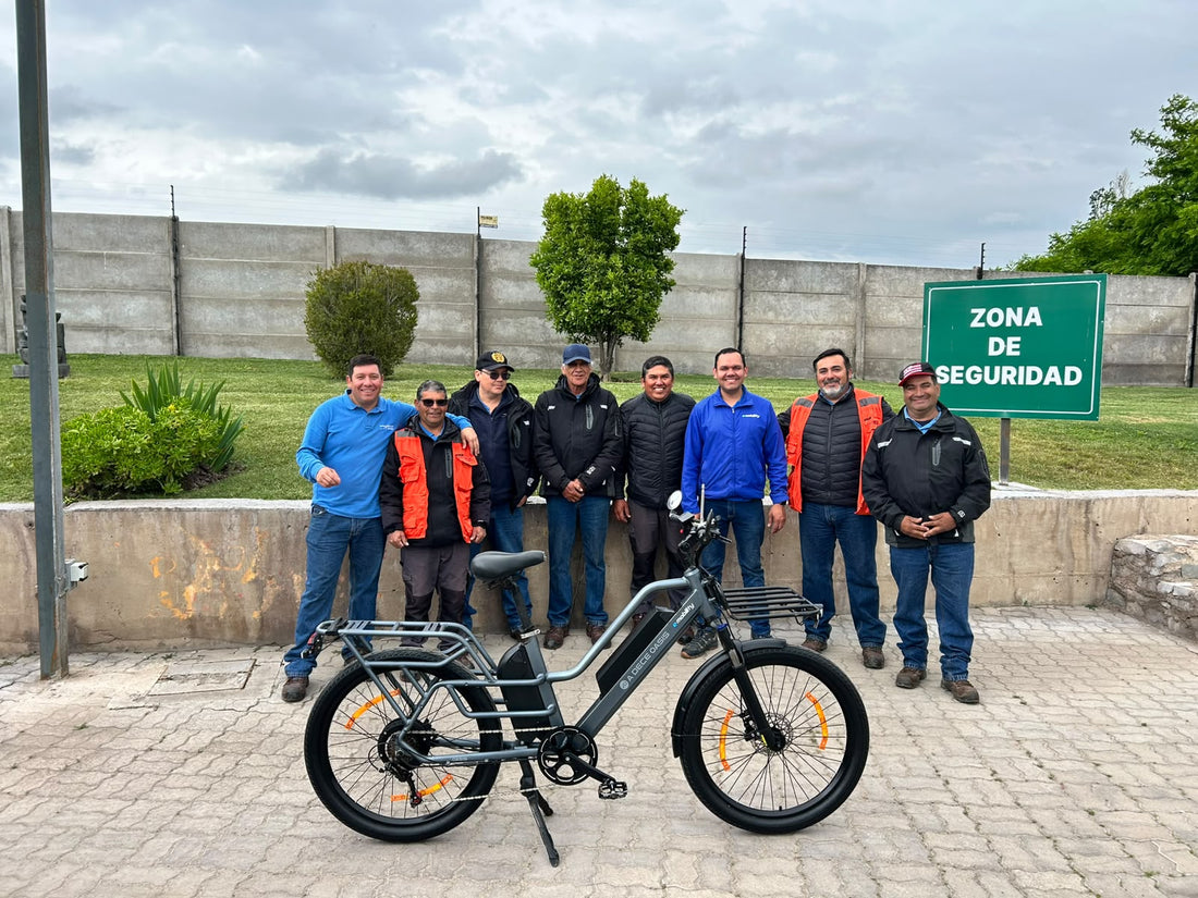 Equipo de Operaciones de Canalistas del Maipo junto a la bicicleta eléctrica de carga A Dece Oasis O260T tras la capacitación de E-Mobility