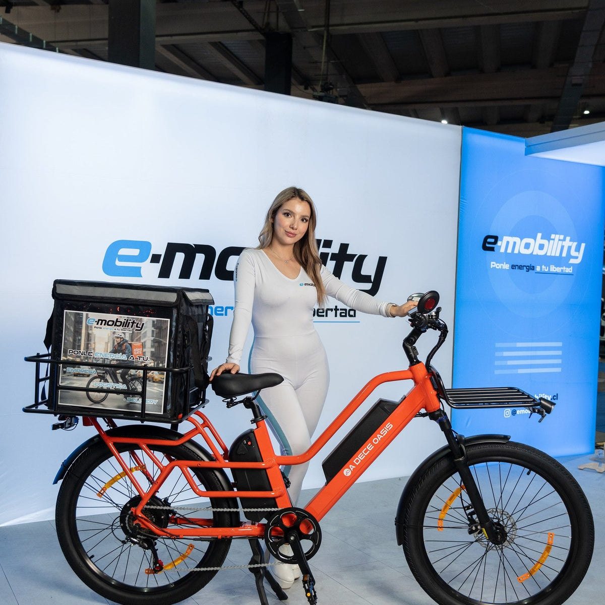 Bicicleta eléctrica de reparto en el showroom de E-Mobility