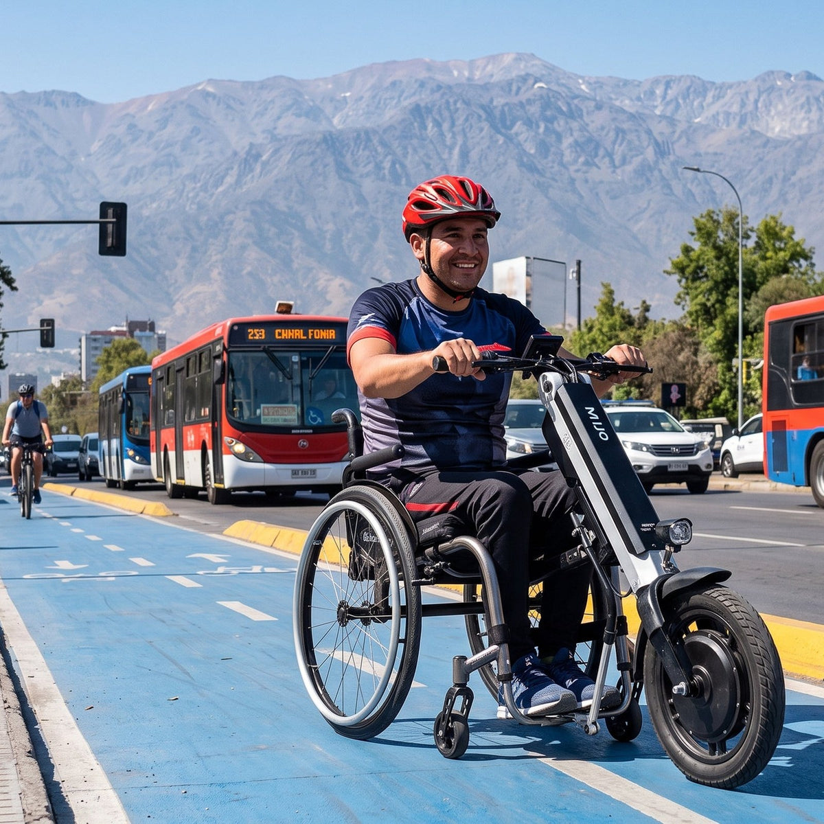 Hombre en handbike eléctrica Mijo por una ciclovía de Santiago