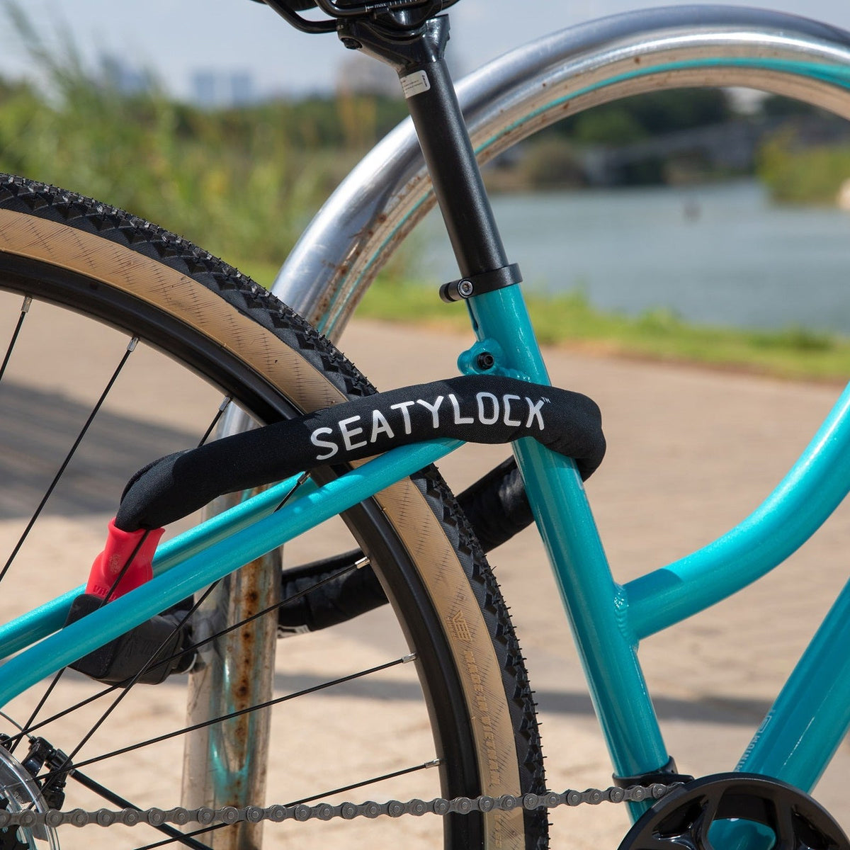 Candado Seatylock instalado en el cuadro de una bicicleta