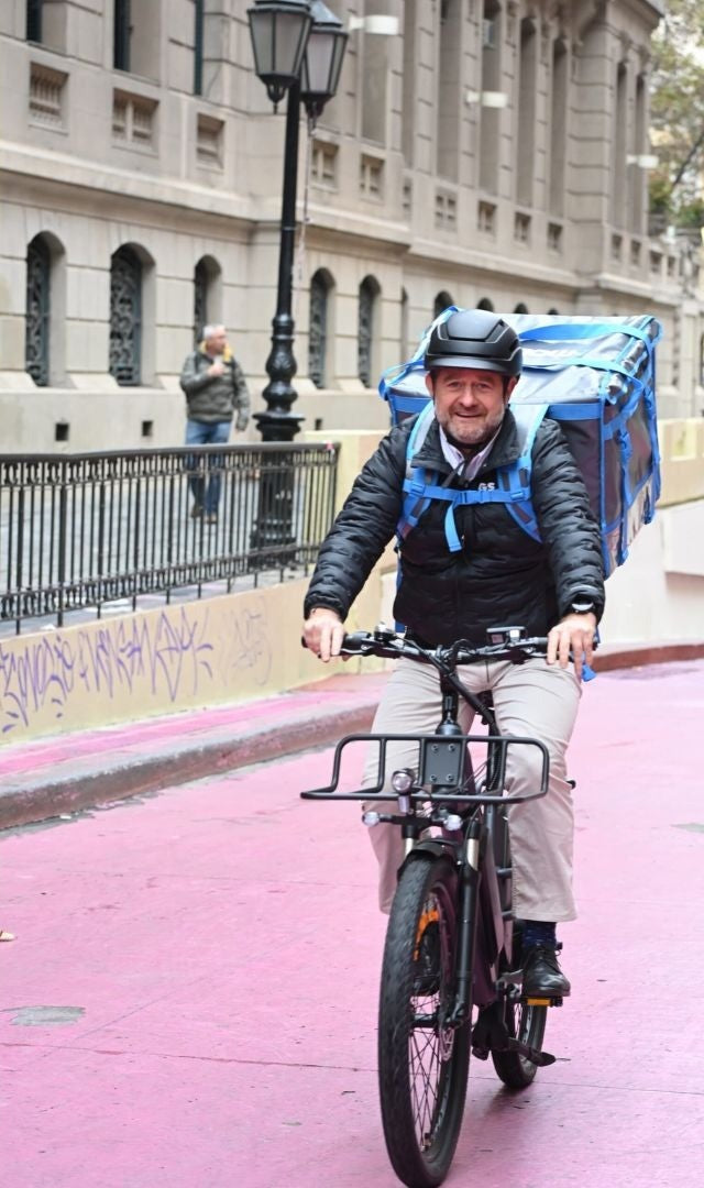 Repartidor en bicicleta eléctrica de carga con mochila de E-Mobility por el centro de Santiago - E-Mobility Chile, Las Condes