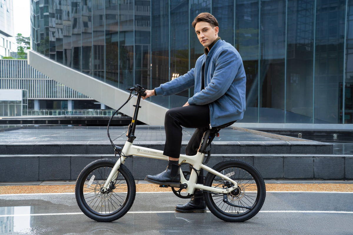 Bicicleta Eléctrica Plegable ADO A20 AIR en uso