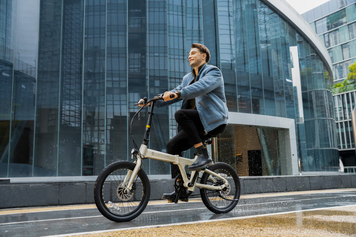Bicicleta Eléctrica Plegable ADO A20 AIR en uso