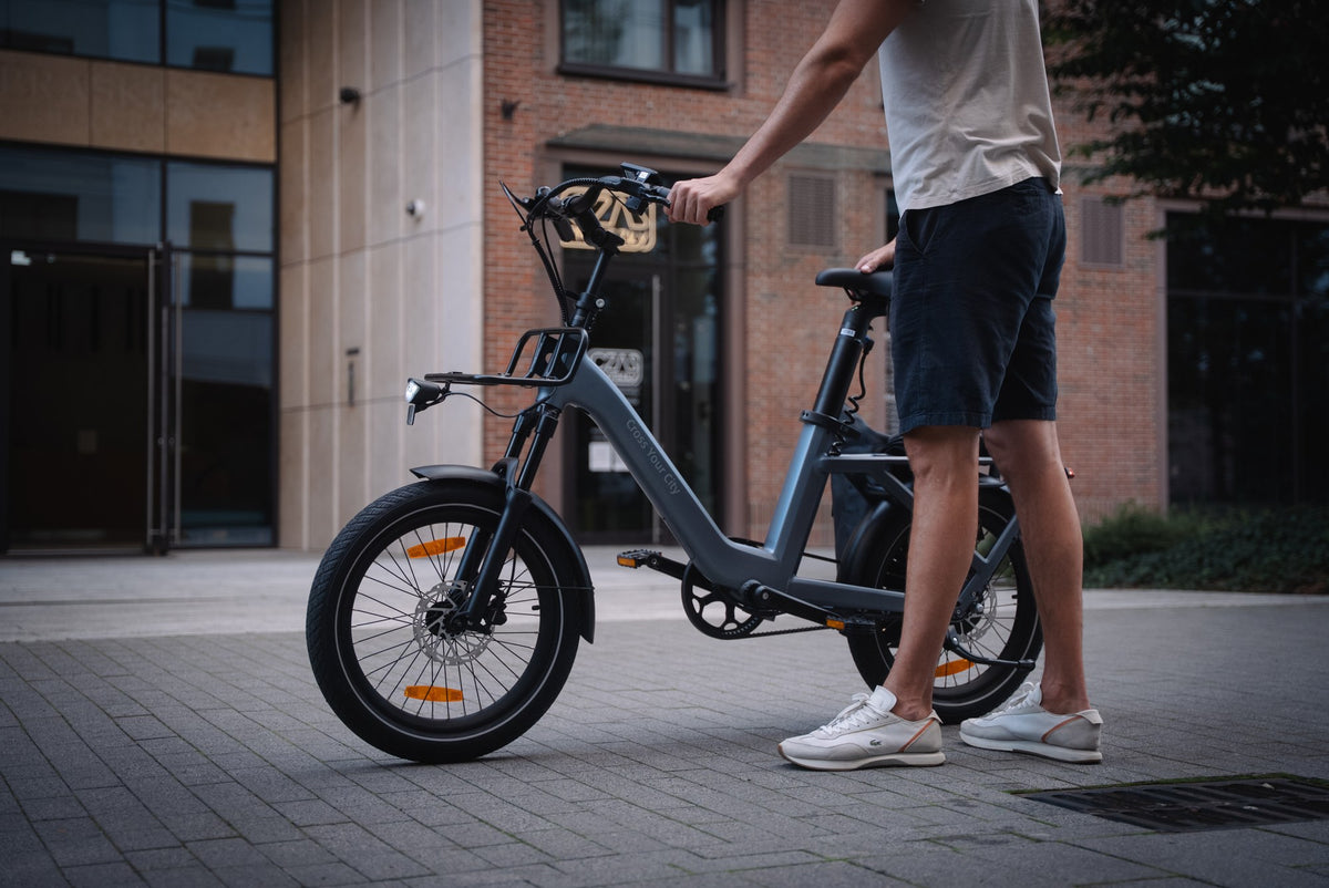 Bicicleta Eléctrica ADO AIR ONE en uso