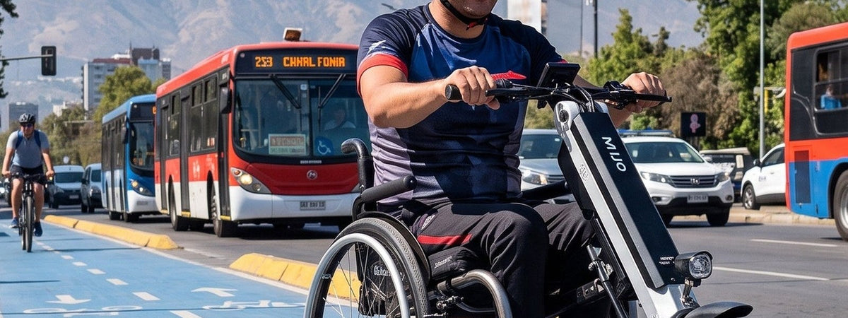 Usuario de handbike eléctrica circula por la ciclovía junto al transporte público - E-Mobility Chile