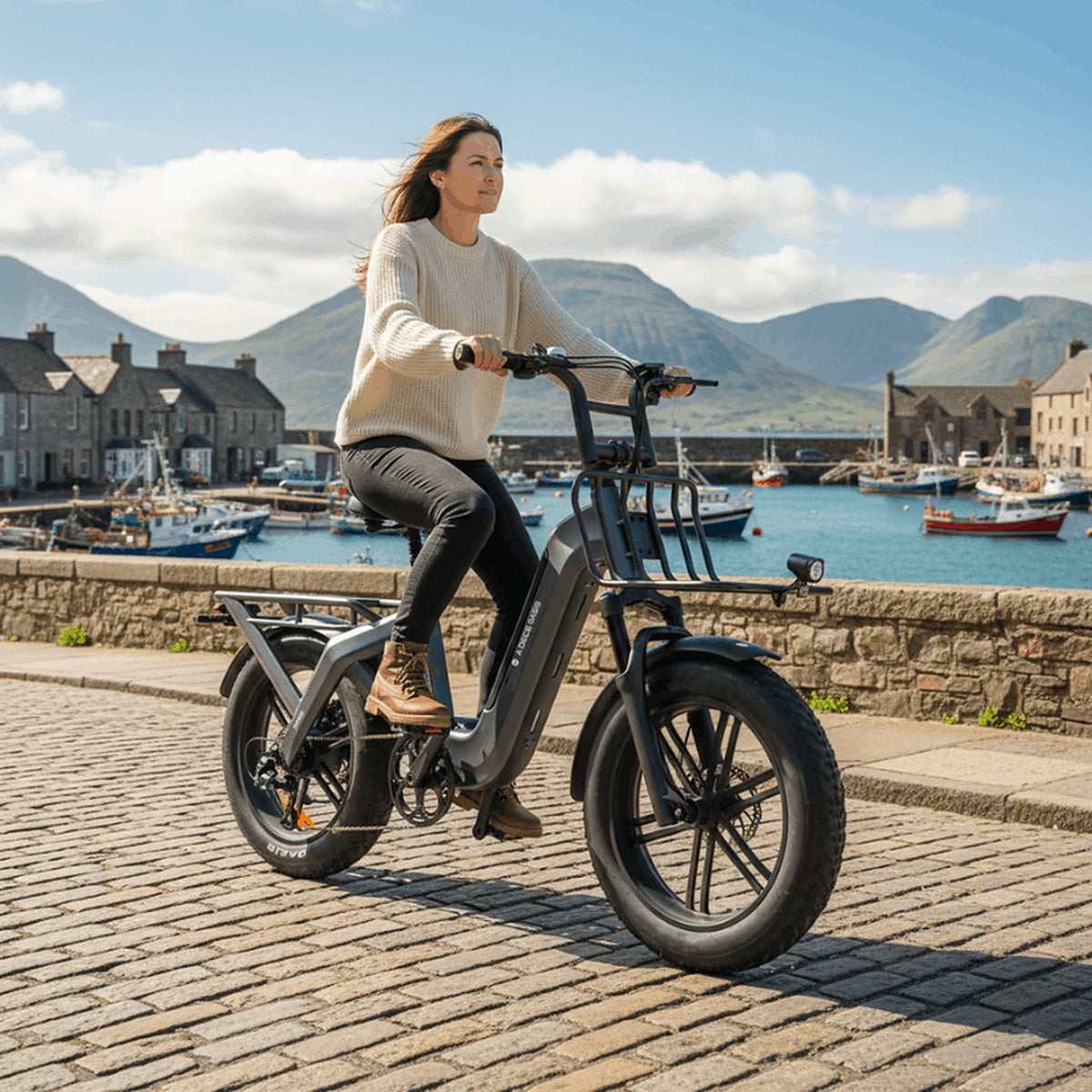 Mujer pedaleando una Bicicleta Eléctrica ADO Oasis One junto al puerto