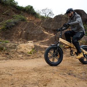 Ciclista en sendero de tierra sobre una Bicicleta Eléctrica ADO A20F TXE fat bike color arena - E-Mobility Chile, Las Condes