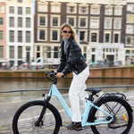 Mujer paseando junto a un canal sobre una Bicicleta Eléctrica ADO A28 Air celeste - E-Mobility Chile, Las Condes