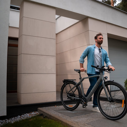 Hombre saliendo de casa con una Bicicleta Eléctrica ADO Air 30 gris - E-Mobility Chile, Las Condes