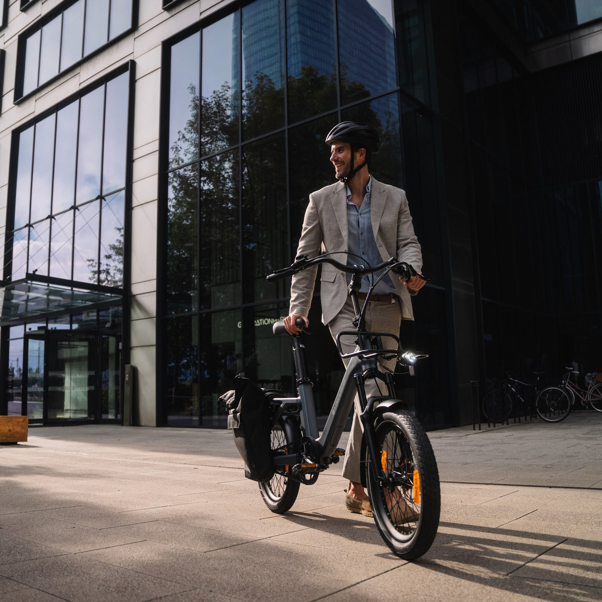 Hombre circulando por la ciudad en una Bicicleta Eléctrica ADO Air One gris - E-Mobility Chile, Las Condes