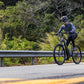 Ciclista subiendo una cuesta costera en una Bicicleta Eléctrica ADO Dece 300C - E-Mobility Chile, Las Condes