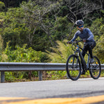 Ciclista subiendo una cuesta costera en una Bicicleta Eléctrica ADO Dece 300C - E-Mobility Chile, Las Condes