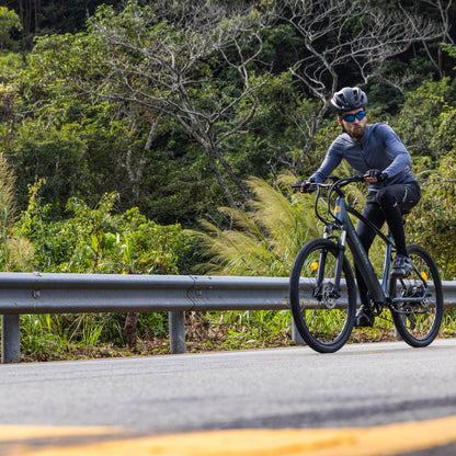 Ciclista subiendo una cuesta costera en una Bicicleta Eléctrica ADO Dece 300C - E-Mobility Chile, Las Condes