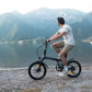 Hombre pedaleando junto a un lago sobre una Bicicleta Eléctrica Plegable ADO A20 Lite gris - E-Mobility Chile, Las Condes