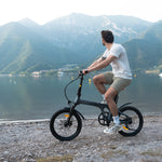 Hombre pedaleando junto a un lago sobre una Bicicleta Eléctrica Plegable ADO A20 Lite gris - E-Mobility Chile, Las Condes