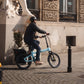 Ciclista recorriendo el casco histórico sobre una Bicicleta Eléctrica Plegable ADO A20 Ultra - E-Mobility Chile, Las Condes