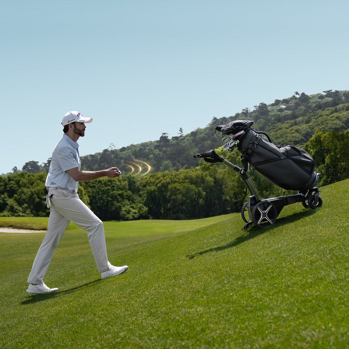 Golfista maneja a distancia el carro de golf eléctrico NAVEE Birdie 3 mientras camina por la cancha - E-Mobility Chile