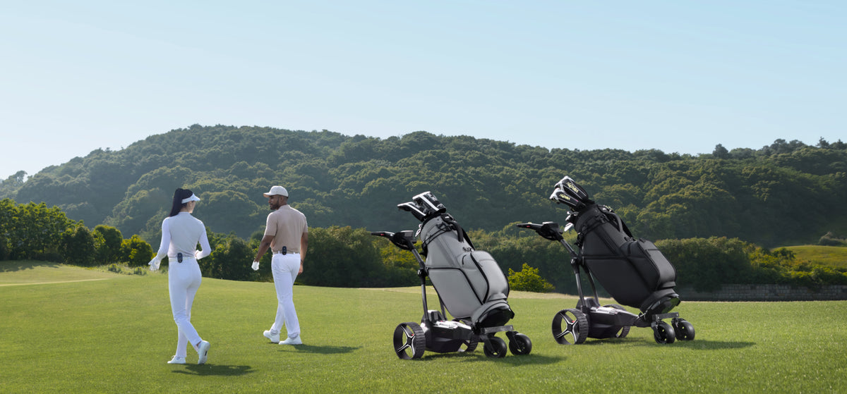 Dos golfistas caminan con sus carros de golf eléctricos NAVEE Birdie 3X - E-Mobility Chile
