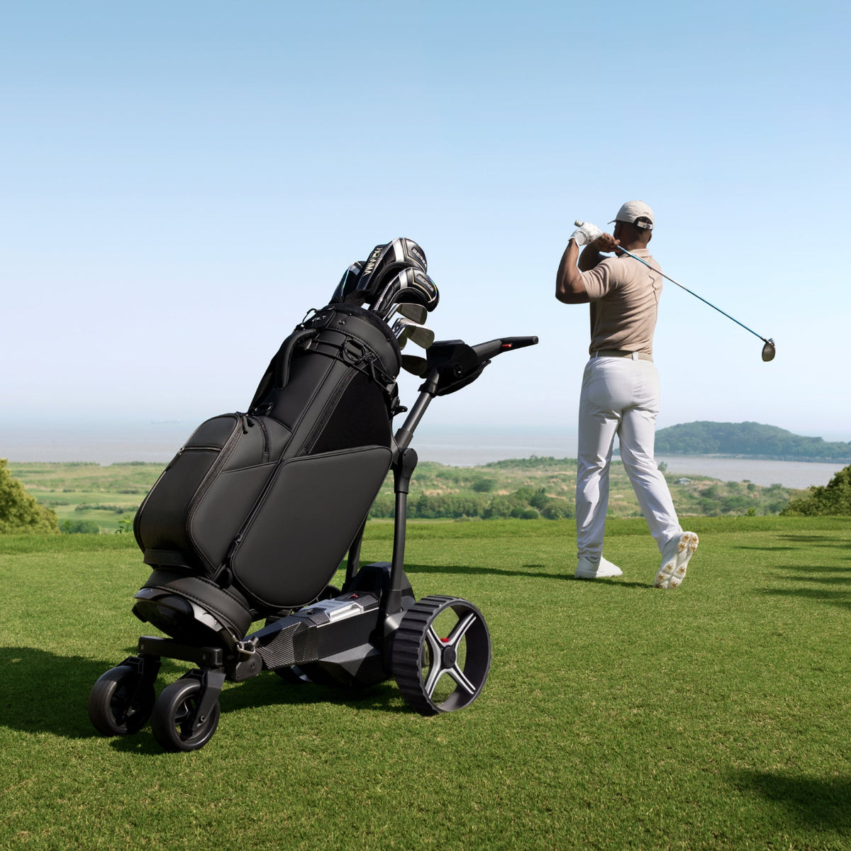 Golfista ejecuta su golpe junto al carro de golf eléctrico NAVEE Birdie 3X - E-Mobility Chile
