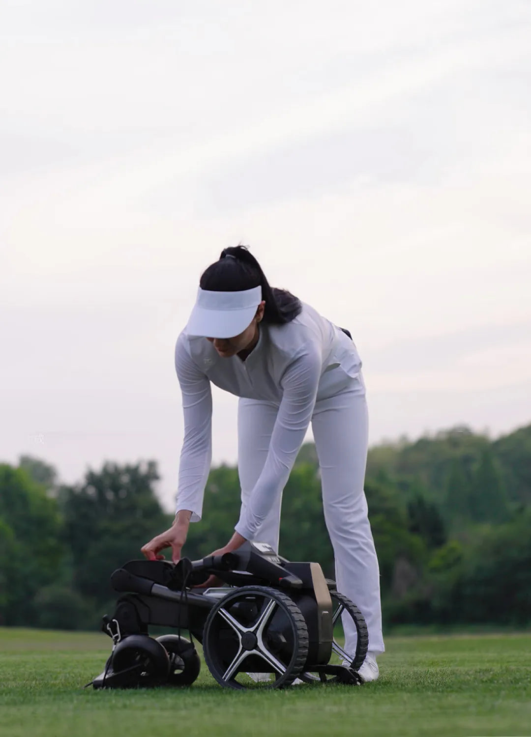 Golfista pliega en un movimiento el carro de golf eléctrico NAVEE Birdie - E-Mobility Chile
