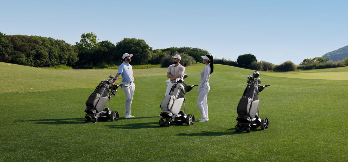 Cuatro golfistas con sus carros de golf eléctricos NAVEE Birdie en el green - E-Mobility Chile