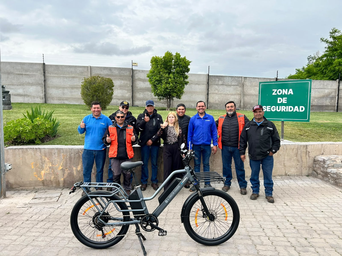 Equipo de Canalistas del Maipo y E-Mobility con la bicicleta eléctrica A Dece Oasis O260T al finalizar la jornada
