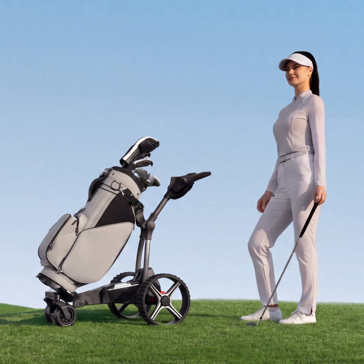 Golfista junto al carro de golf eléctrico NAVEE Birdie 3 con el bolso montado - E-Mobility Chile