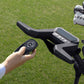Control remoto del carro de golf eléctrico NAVEE Birdie 3 en la mano, junto al manubrio - E-Mobility Chile