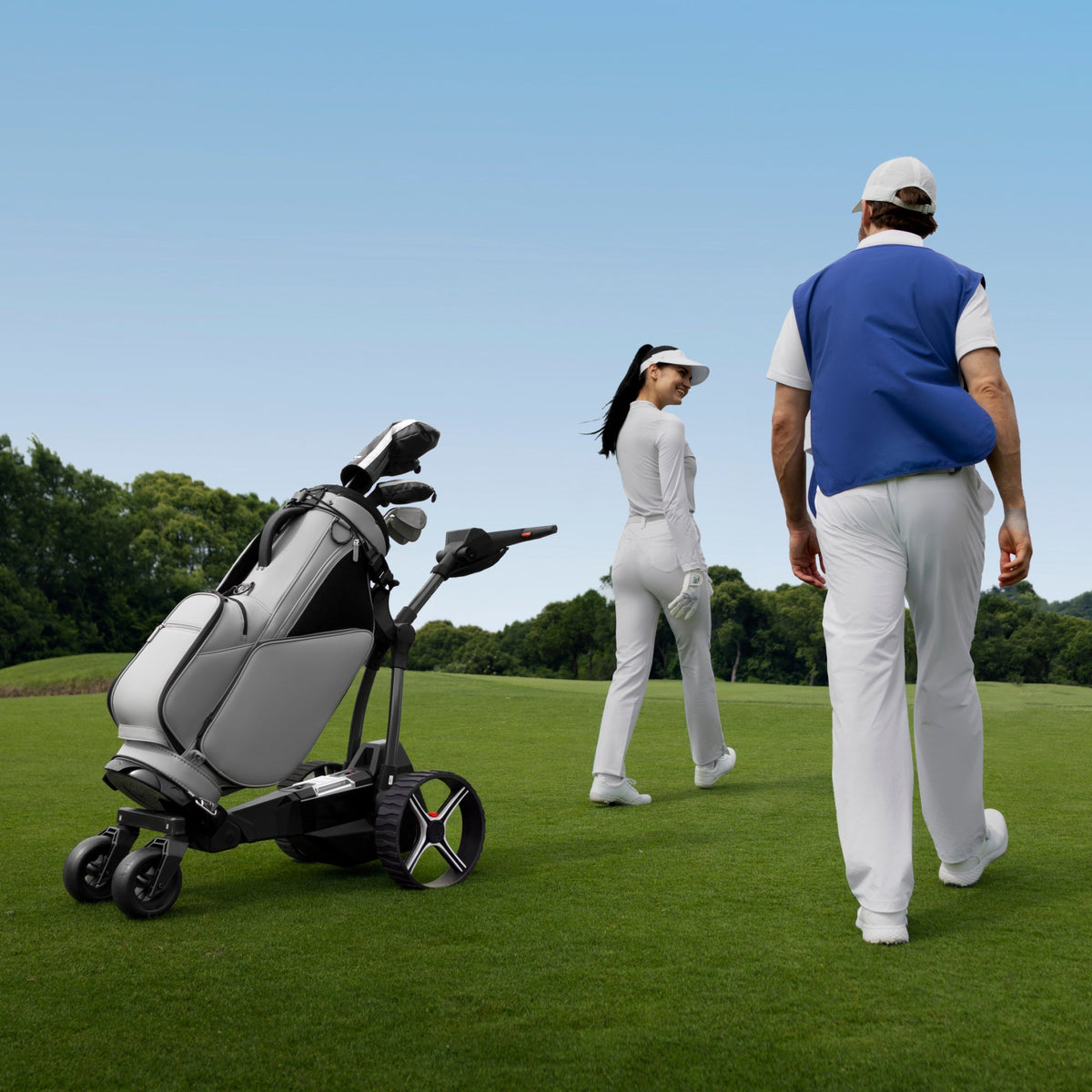 Dos golfistas caminan por el fairway junto al carro de golf eléctrico NAVEE Birdie 3 - E-Mobility Chile