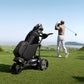 Golfista ejecuta su golpe junto al carro de golf eléctrico NAVEE Birdie 3X - E-Mobility Chile