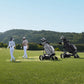Dos carros de golf eléctricos NAVEE Birdie 3X siguen solos a dos golfistas en el fairway - E-Mobility Chile