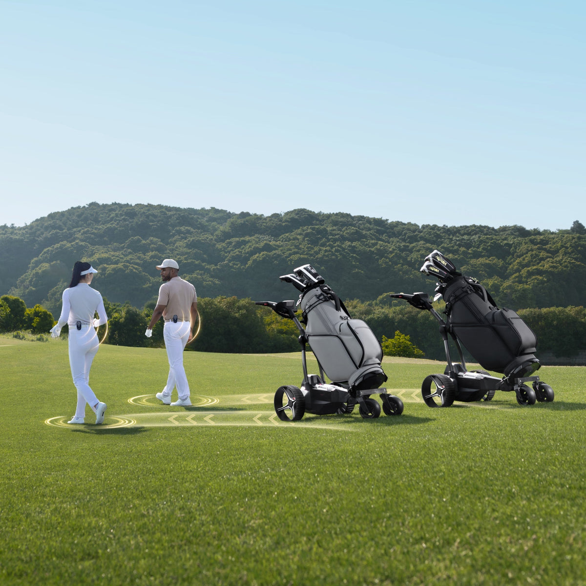 Dos carros de golf eléctricos NAVEE Birdie 3X siguen solos a dos golfistas en el fairway - E-Mobility Chile
