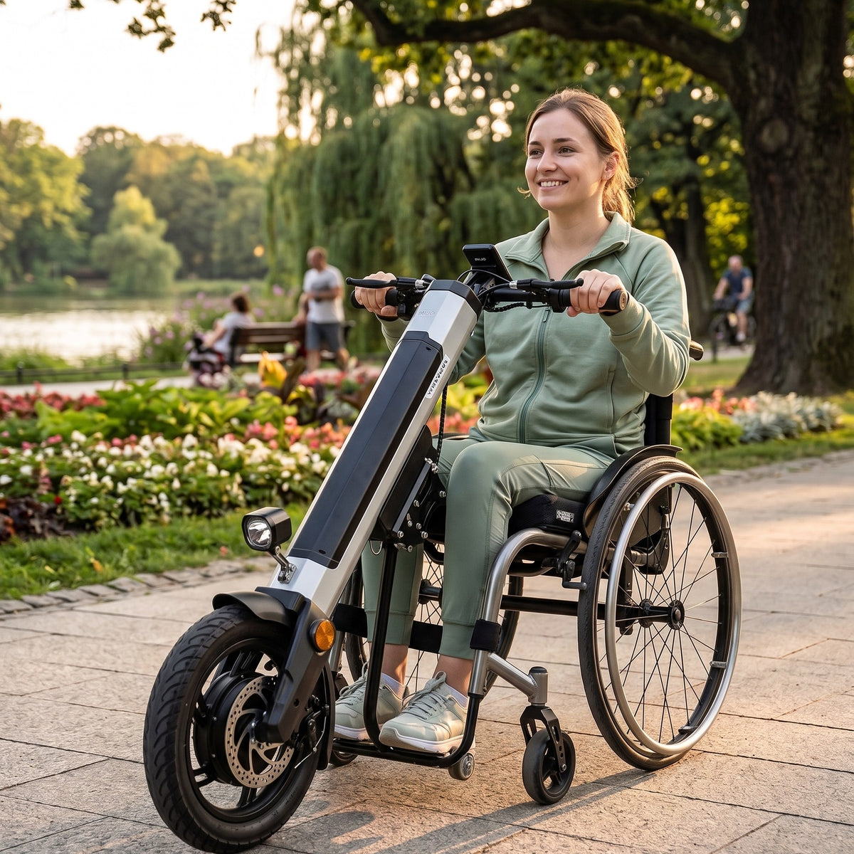 Mujer recorriendo un parque con un Handbike MIJO acoplado a su silla de ruedas - E-Mobility Chile, Las Condes