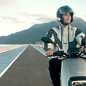 Persona conduciendo una Moto Eléctrica NIU Gova 03 por la costa - E-Mobility Chile, Las Condes