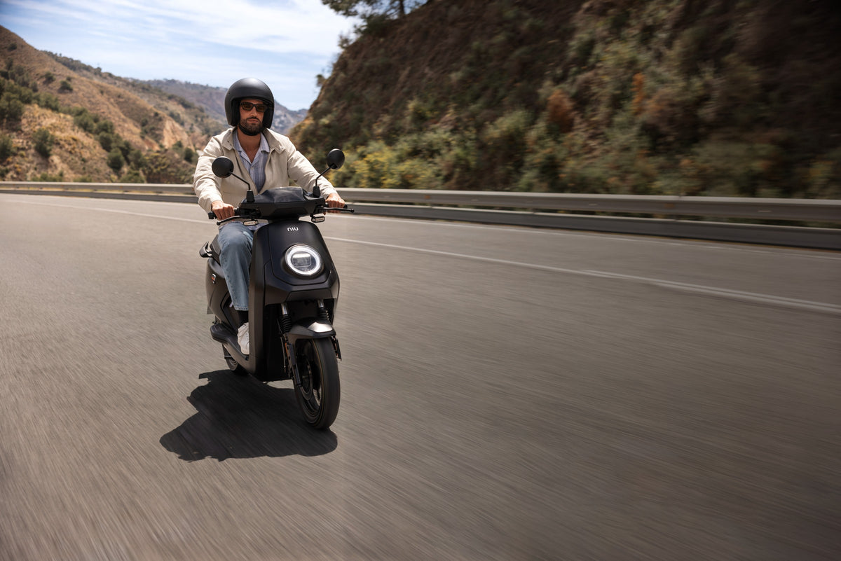 Moto Eléctrica NIU MQi GT en uso - E-Mobility Chile, Las Condes