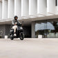 Persona conduciendo una Moto Eléctrica NIU MQi GT por la ciudad - E-Mobility Chile, Las Condes