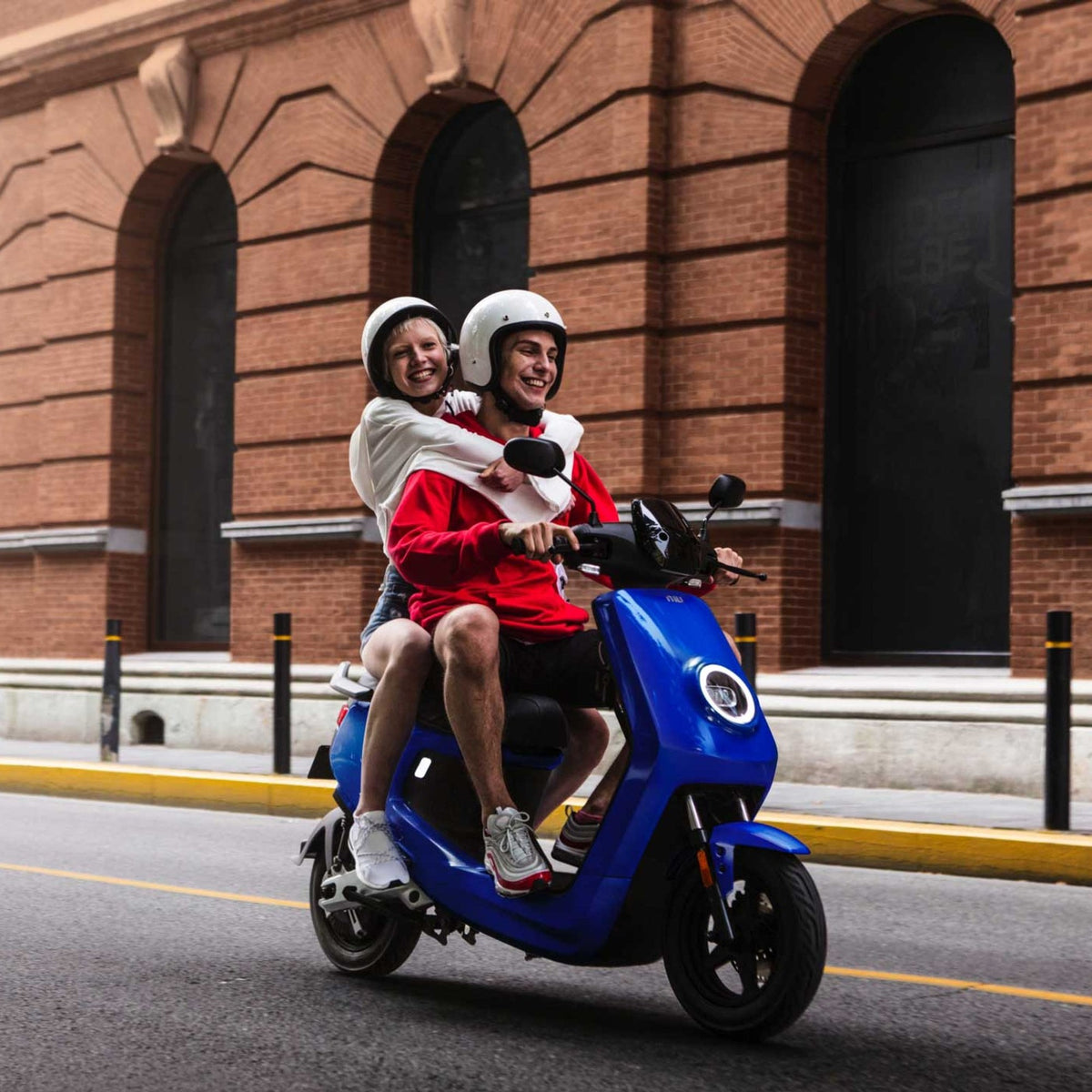 Pareja recorriendo la ciudad en una Moto Eléctrica NIU MQi+ Sport - E-Mobility Chile, Las Condes