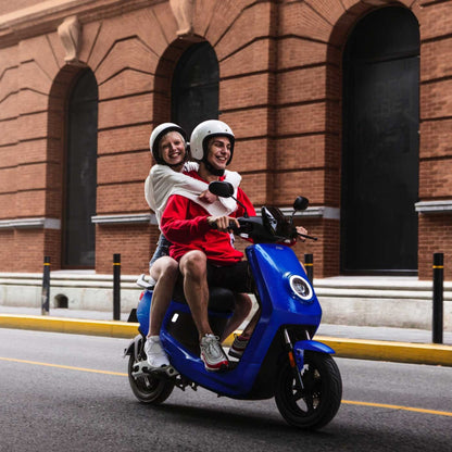 Pareja recorriendo la ciudad en una Moto Eléctrica NIU MQi+ Sport - E-Mobility Chile, Las Condes