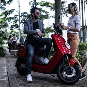 Moto Eléctrica NIU NQi Sport estacionada en un parque urbano - E-Mobility Chile, Las Condes