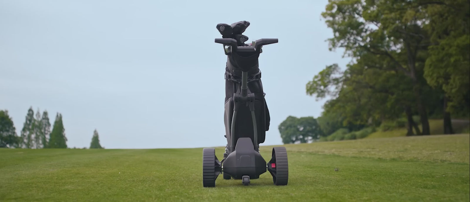 Carro de golf eléctrico NAVEE Birdie recorriendo la cancha y manejado con su control remoto - E-Mobility Chile