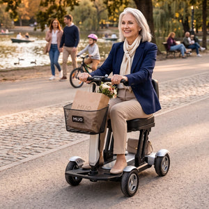 Mujer paseando por un parque en un Scooter Eléctrico MIJO MA 01 plegable de cuatro ruedas - E-Mobility Chile, Las Condes
