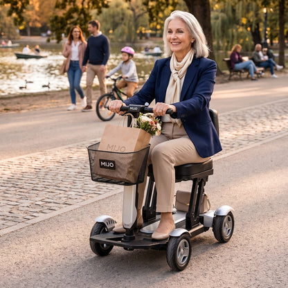 Mujer paseando por un parque en un Scooter Eléctrico MIJO MA 01 plegable de cuatro ruedas - E-Mobility Chile, Las Condes